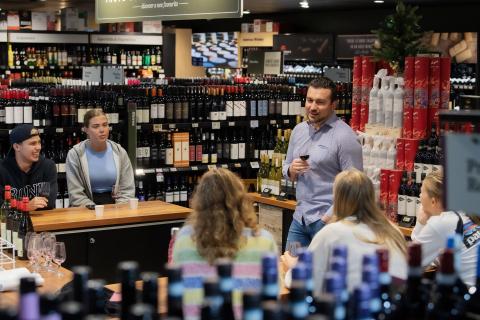 David Stevens-Castro teaching his Wine Studies class