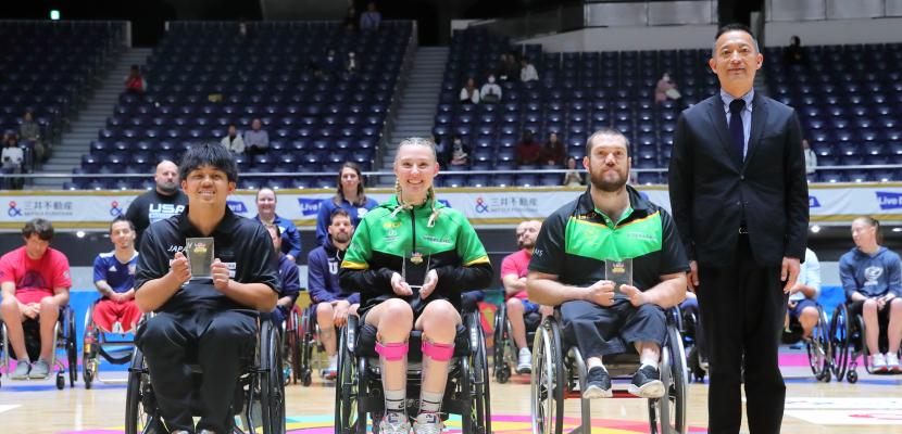 Liliana Pruchar with her trophy 
